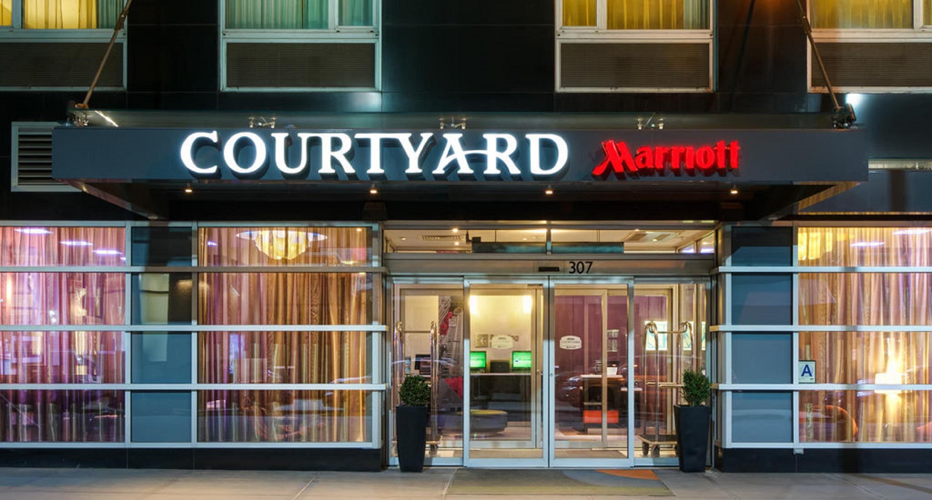 Отель Courtyard By Marriott Times Square West Нью-Йорк Экстерьер фото
